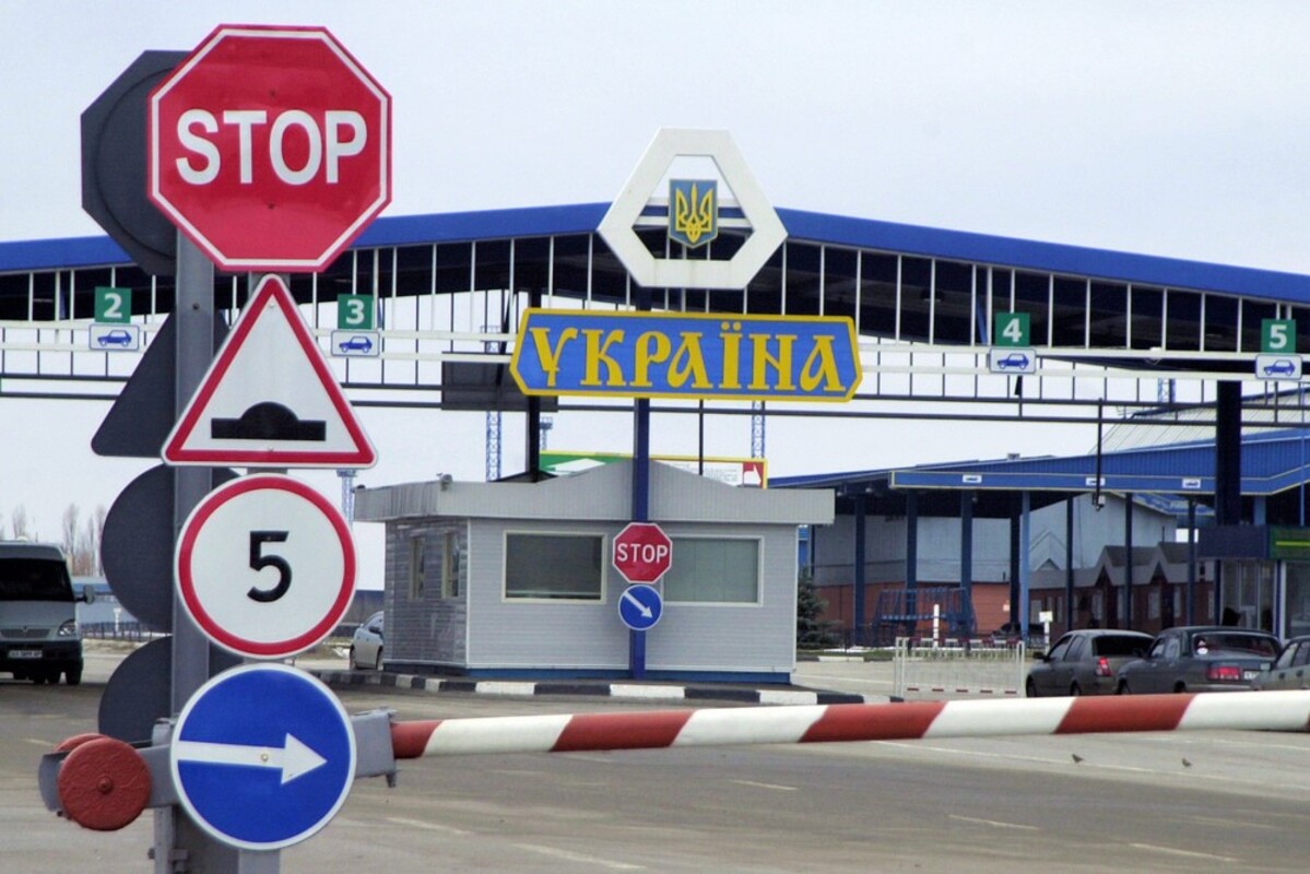 Троє ексдепутатів виїхали з України, видаючи себе за волонтерів
