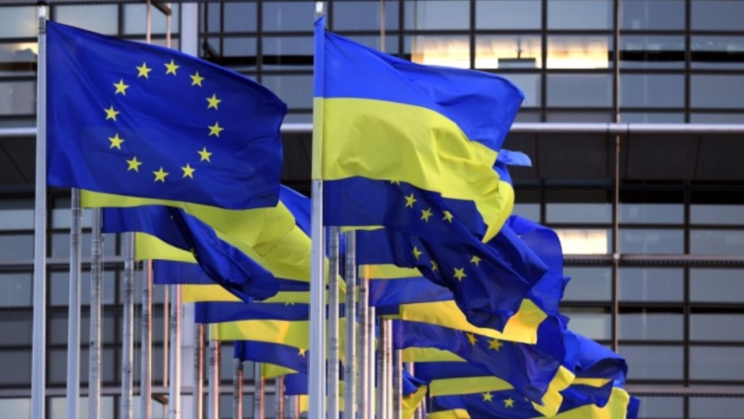 Прапори ЄС та України. Фото з відкритих джерел