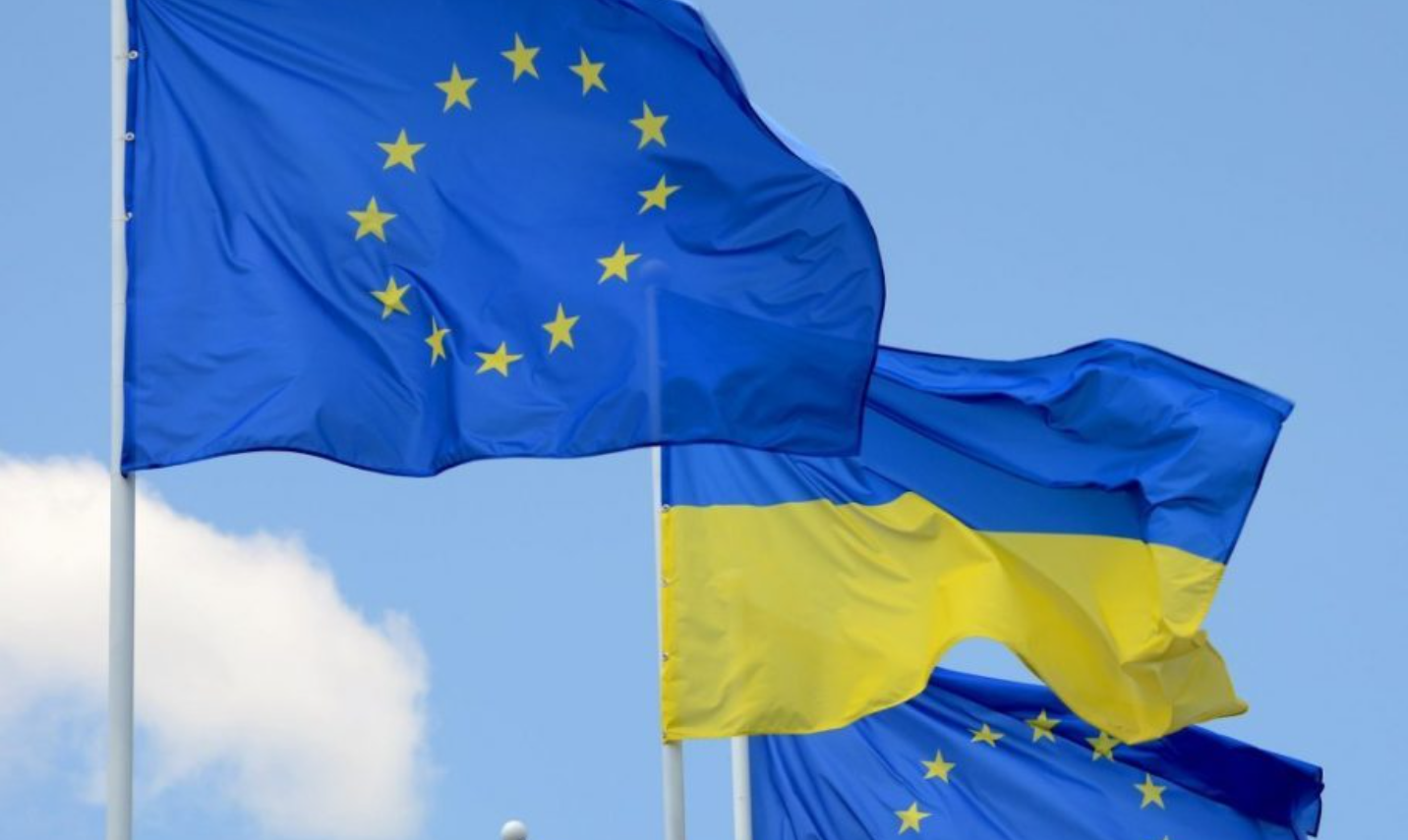 Прапори ЄС та України. Фото з відкритих джерел